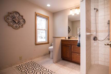 Peaceful Twin Lakes Waterfront Retreat Near Minneapolis - Minneapolis, Minnesota