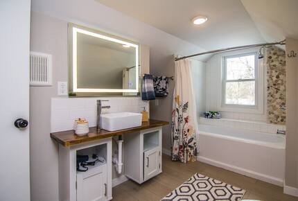 Peaceful Twin Lakes Waterfront Retreat Near Minneapolis - Minneapolis, Minnesota