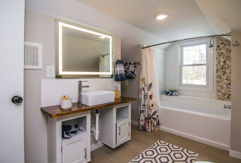 Peaceful Twin Lakes Waterfront Retreat Near Minneapolis - Minneapolis, Minnesota