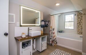 Peaceful Twin Lakes Waterfront Retreat Near Minneapolis - Minneapolis, Minnesota