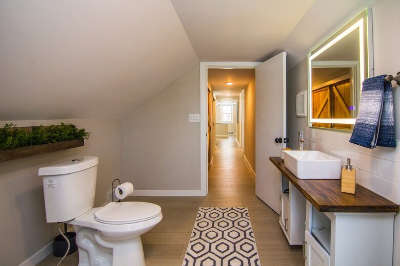 Peaceful Twin Lakes Waterfront Retreat Near Minneapolis - Minneapolis, Minnesota