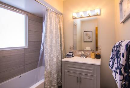 Peaceful Twin Lakes Waterfront Retreat Near Minneapolis - Minneapolis, Minnesota