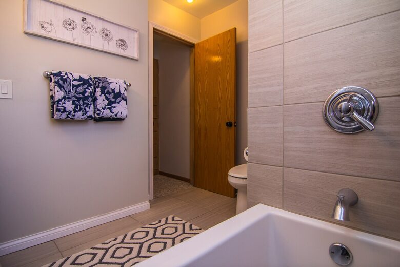 Peaceful Twin Lakes Waterfront Retreat Near Minneapolis - Minneapolis, Minnesota