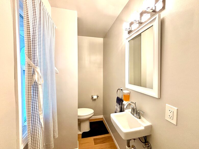 Peaceful Twin Lakes Waterfront Retreat Near Minneapolis - Minneapolis, Minnesota