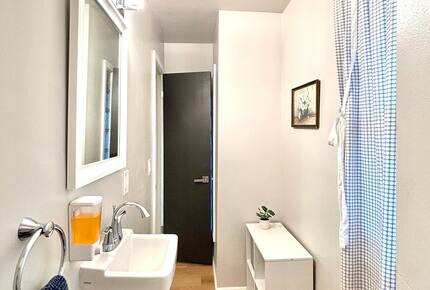 Peaceful Twin Lakes Waterfront Retreat Near Minneapolis - Minneapolis, Minnesota