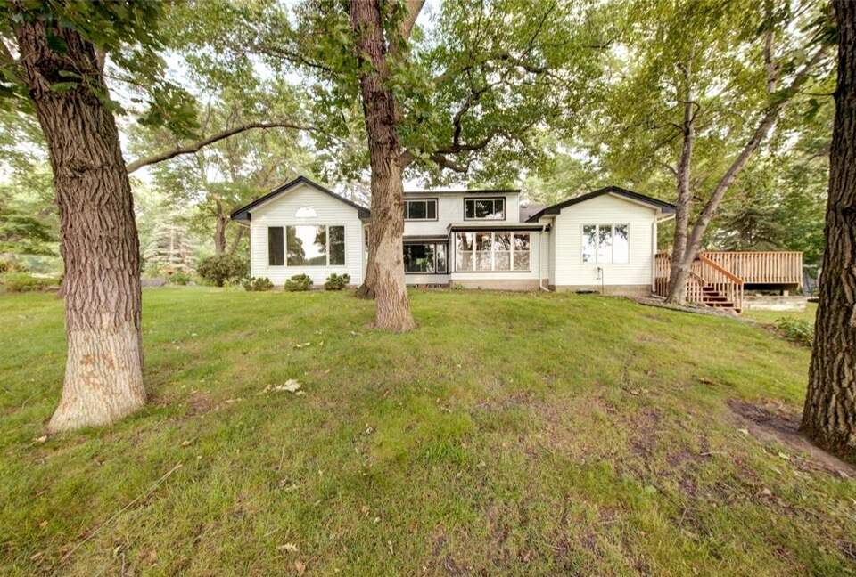 Peaceful Twin Lakes Waterfront Retreat Near Minneapolis - Minneapolis, Minnesota