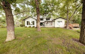 Peaceful Twin Lakes Waterfront Retreat Near Minneapolis - Minneapolis, Minnesota