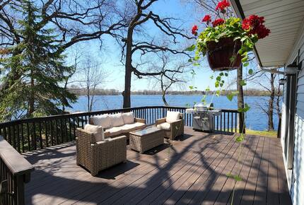 Peaceful Twin Lakes Waterfront Retreat Near Minneapolis - Minneapolis, Minnesota