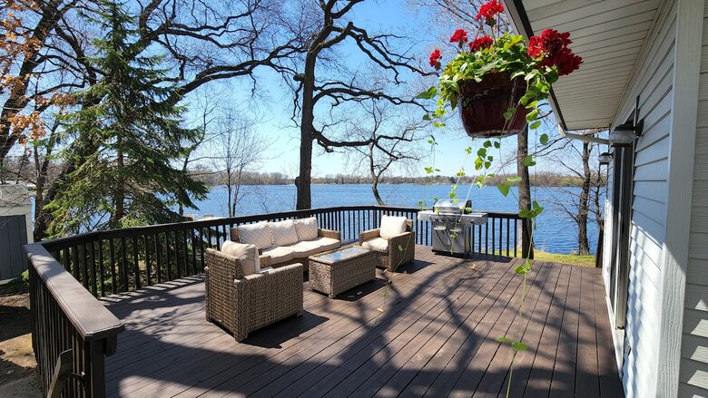 Peaceful Twin Lakes Waterfront Retreat Near Minneapolis - Minneapolis, Minnesota