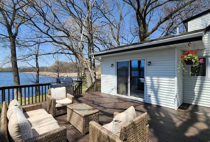 Peaceful Twin Lakes Waterfront Retreat Near Minneapolis - Minneapolis, Minnesota