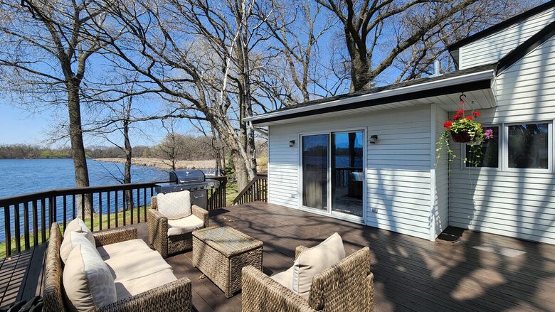 Peaceful Twin Lakes Waterfront Retreat Near Minneapolis - Minneapolis, Minnesota