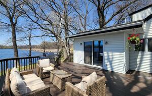 Peaceful Twin Lakes Waterfront Retreat Near Minneapolis - Minneapolis, Minnesota
