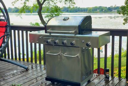Peaceful Twin Lakes Waterfront Retreat Near Minneapolis - Minneapolis, Minnesota