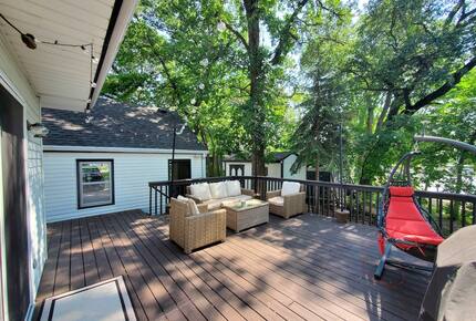 Peaceful Twin Lakes Waterfront Retreat Near Minneapolis - Minneapolis, Minnesota