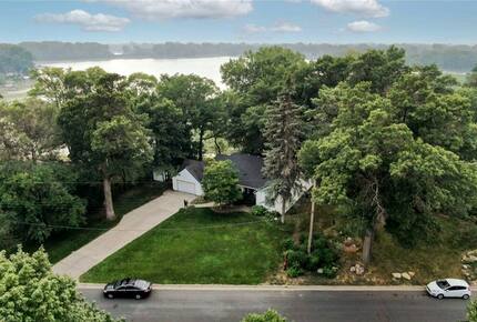 Peaceful Twin Lakes Waterfront Retreat Near Minneapolis - Minneapolis, Minnesota