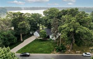 Peaceful Twin Lakes Waterfront Retreat Near Minneapolis - Minneapolis, Minnesota