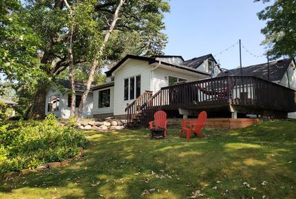 Peaceful Twin Lakes Waterfront Retreat Near Minneapolis - Minneapolis, Minnesota
