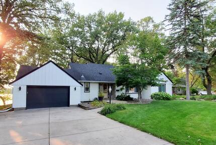 Peaceful Twin Lakes Waterfront Retreat Near Minneapolis - Minneapolis, Minnesota