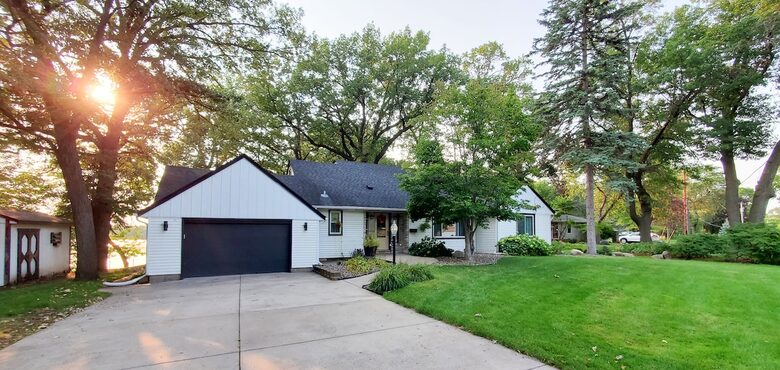 Peaceful Twin Lakes Waterfront Retreat Near Minneapolis - Minneapolis, Minnesota