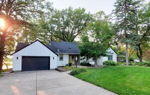 Peaceful Twin Lakes Waterfront Retreat Near Minneapolis - Minneapolis, Minnesota