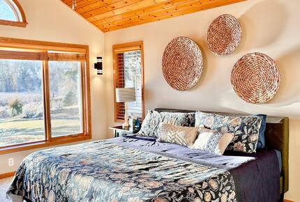 Peaceful Twin Lakes Waterfront Retreat Near Minneapolis - Minneapolis, Minnesota