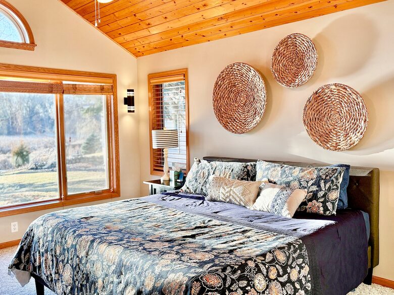 Peaceful Twin Lakes Waterfront Retreat Near Minneapolis - Minneapolis, Minnesota