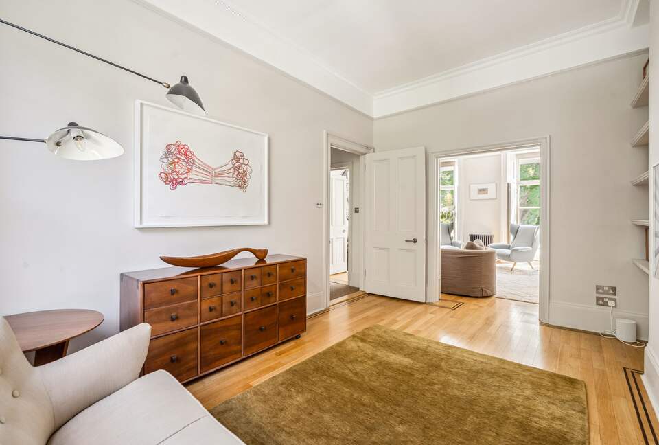 Elegant Multi-Level Townhouse in Prestigious Kensington - London, United Kingdom