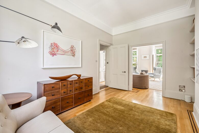 Elegant Multi-Level Townhouse in Prestigious Kensington - London, United Kingdom