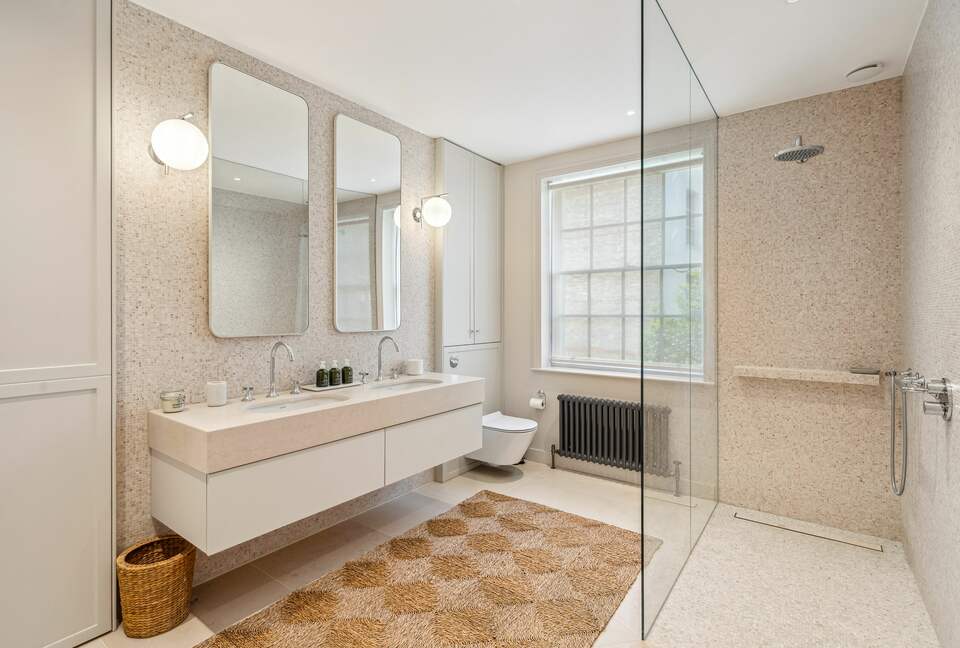 Elegant Multi-Level Townhouse in Prestigious Kensington - London, United Kingdom