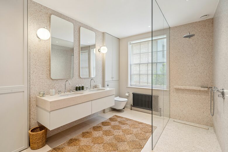 Elegant Multi-Level Townhouse in Prestigious Kensington - London, United Kingdom