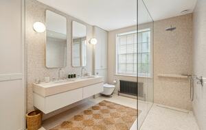 Elegant Multi-Level Townhouse in Prestigious Kensington - London, United Kingdom