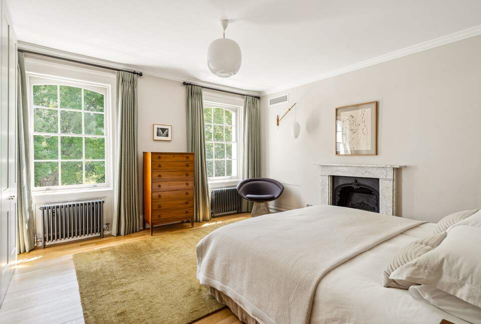 Elegant Multi-Level Townhouse in Prestigious Kensington - London, United Kingdom