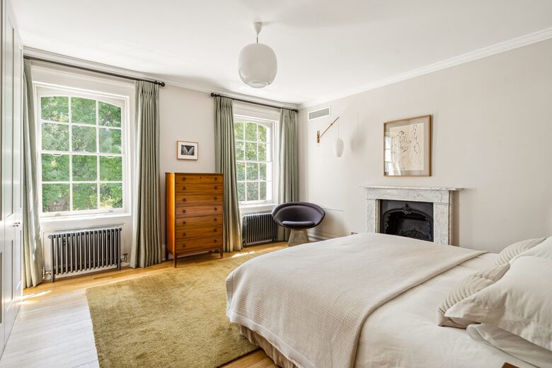 Elegant Multi-Level Townhouse in Prestigious Kensington - London, United Kingdom