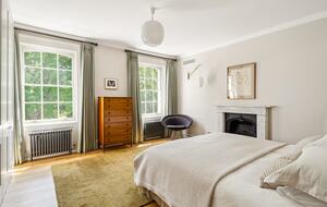 Elegant Multi-Level Townhouse in Prestigious Kensington - London, United Kingdom