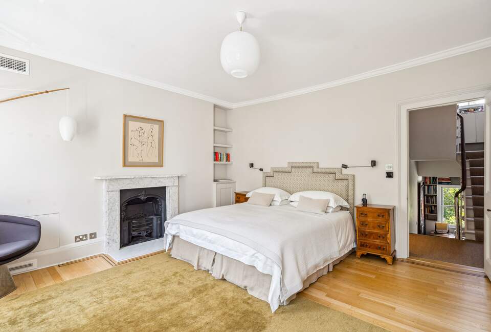 Elegant Multi-Level Townhouse in Prestigious Kensington - London, United Kingdom