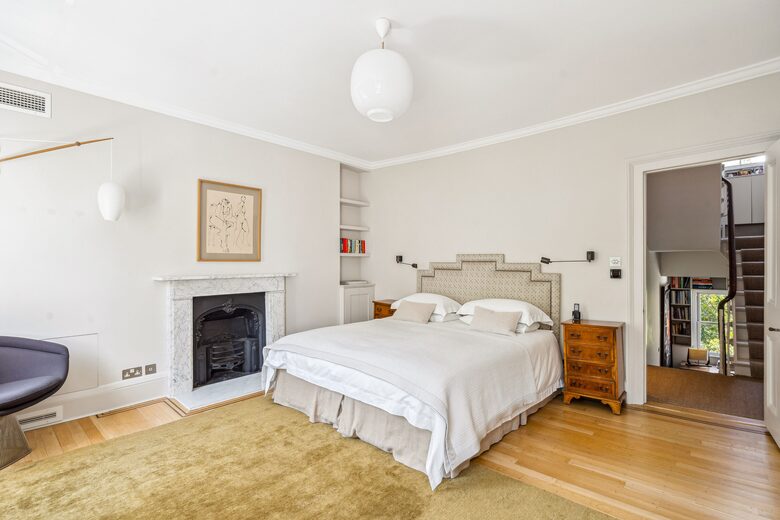 Elegant Multi-Level Townhouse in Prestigious Kensington - London, United Kingdom