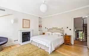 Elegant Multi-Level Townhouse in Prestigious Kensington - London, United Kingdom