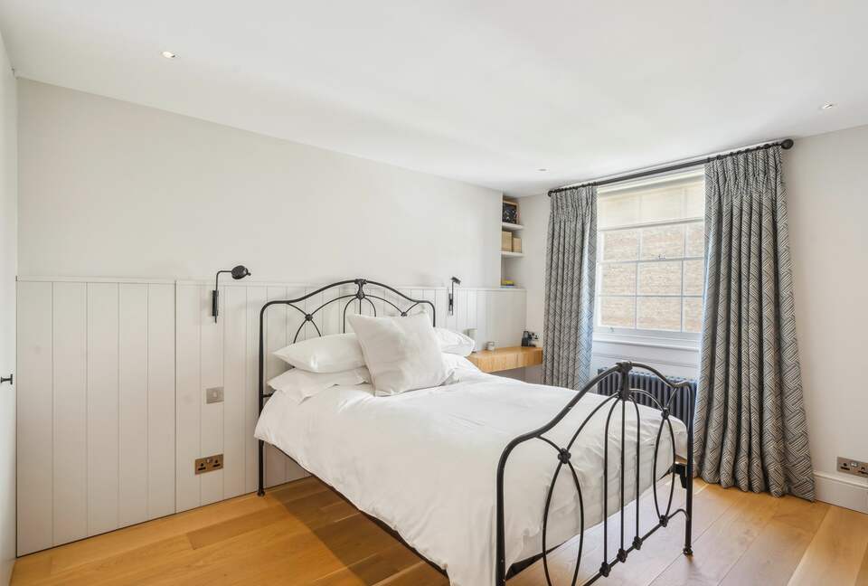 Elegant Multi-Level Townhouse in Prestigious Kensington - London, United Kingdom