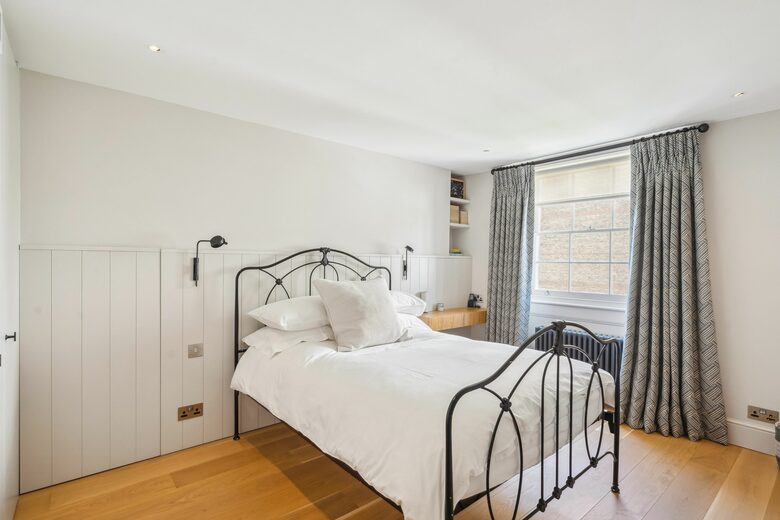 Elegant Multi-Level Townhouse in Prestigious Kensington - London, United Kingdom