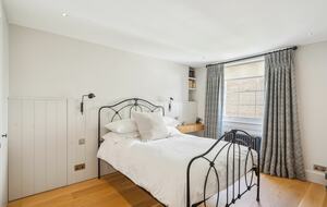 Elegant Multi-Level Townhouse in Prestigious Kensington - London, United Kingdom