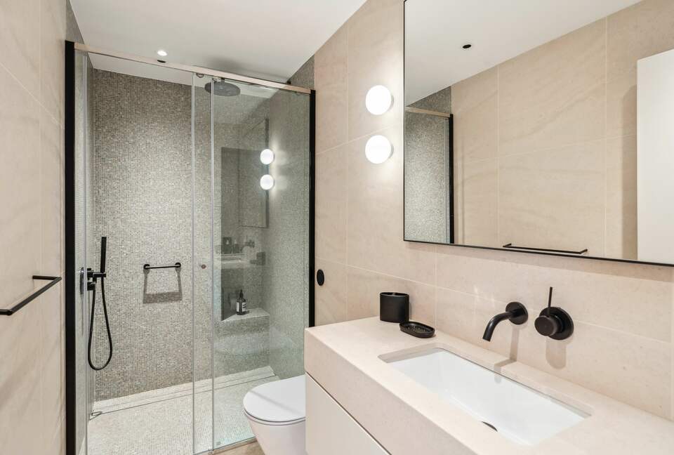 Elegant Multi-Level Townhouse in Prestigious Kensington - London, United Kingdom