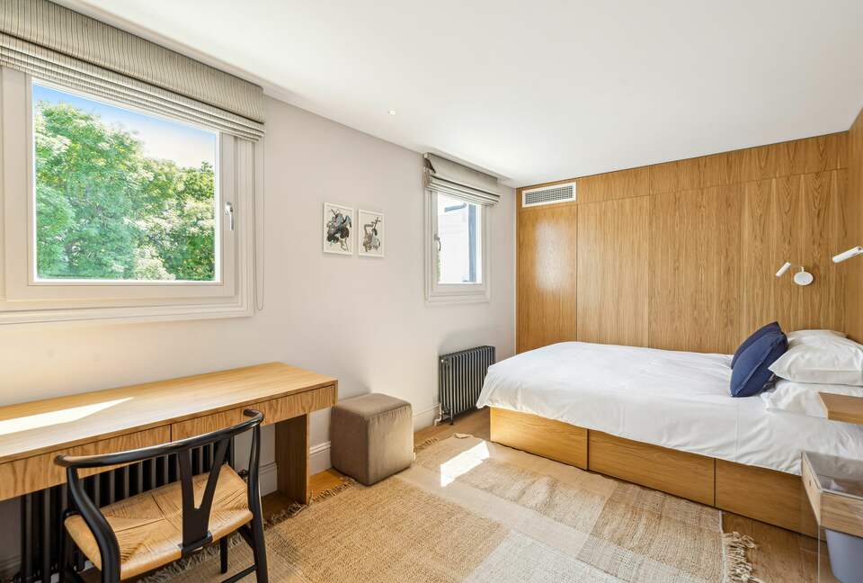 Elegant Multi-Level Townhouse in Prestigious Kensington - London, United Kingdom