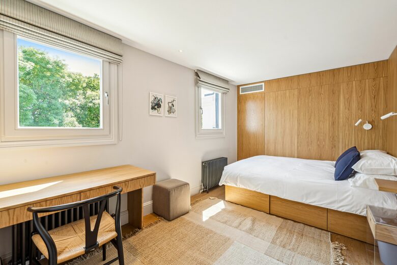 Elegant Multi-Level Townhouse in Prestigious Kensington - London, United Kingdom