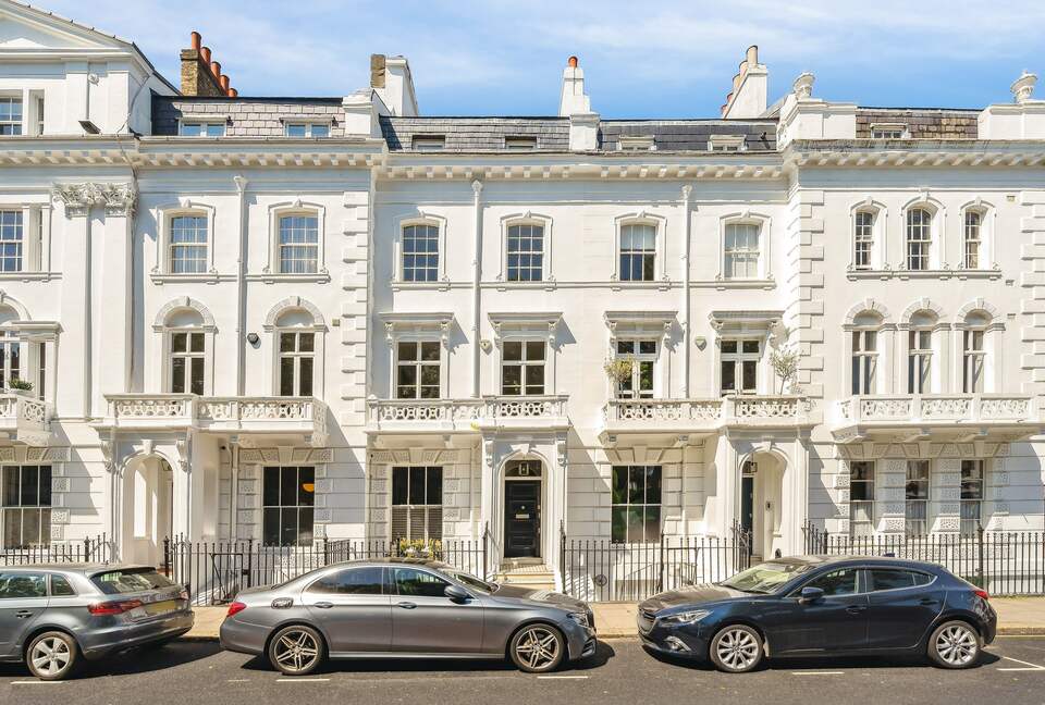 Elegant Multi-Level Townhouse in Prestigious Kensington - London, United Kingdom
