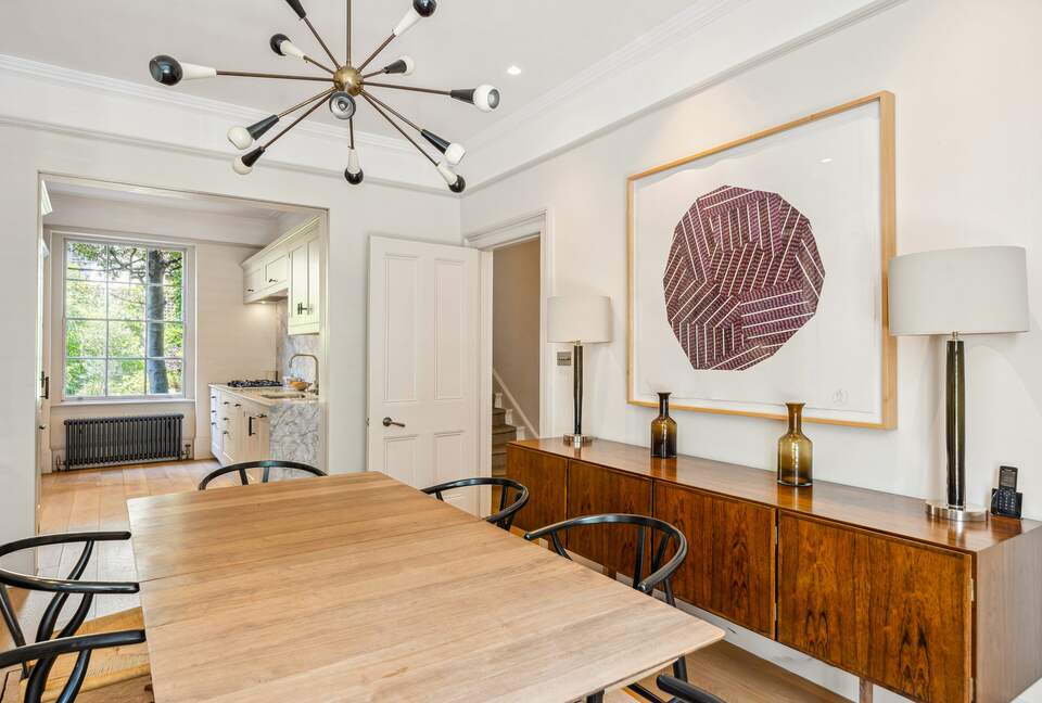 Elegant Multi-Level Townhouse in Prestigious Kensington - London, United Kingdom