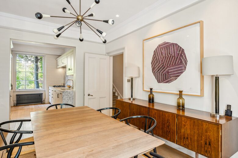 Elegant Multi-Level Townhouse in Prestigious Kensington - London, United Kingdom