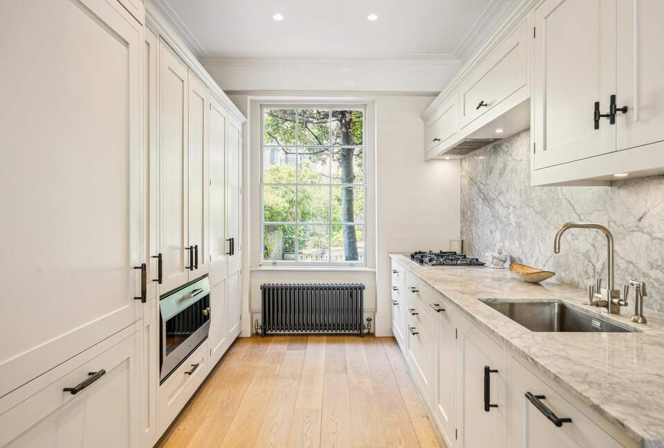 Elegant Multi-Level Townhouse in Prestigious Kensington - London, United Kingdom