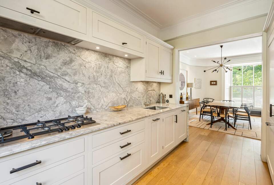 Elegant Multi-Level Townhouse in Prestigious Kensington - London, United Kingdom