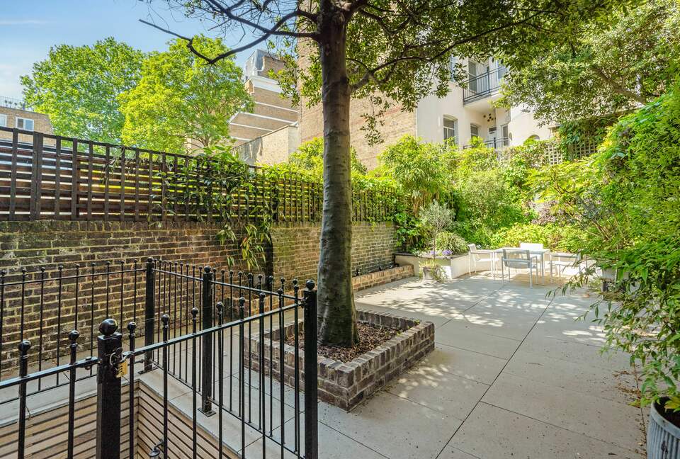 Elegant Multi-Level Townhouse in Prestigious Kensington - London, United Kingdom