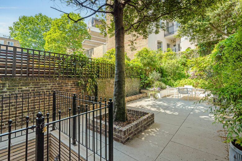 Elegant Multi-Level Townhouse in Prestigious Kensington - London, United Kingdom